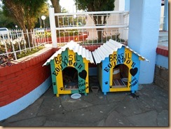 2014-07- Casinha de cães de rua em Viamão City by CSevergini